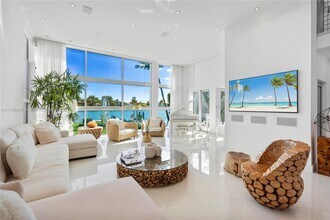 1061 N Venetian Dr in Miami Beach, FL - Building Photo - Building Photo
