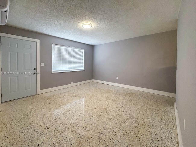 1121 NW 11th St in Homestead, FL - Building Photo - Building Photo