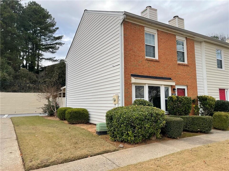 241 High Creek Dr in Roswell, GA - Building Photo
