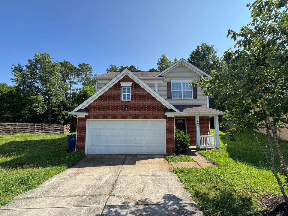 6644 Sequoia Hills Dr in Harrisburg, NC - Building Photo
