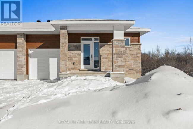 1102 Moore St in Brockville, ON - Building Photo - Building Photo