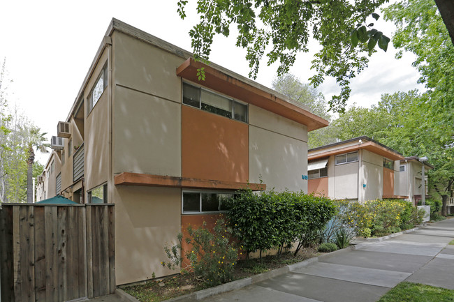 Lanai Apartments in Sacramento, CA - Building Photo - Building Photo