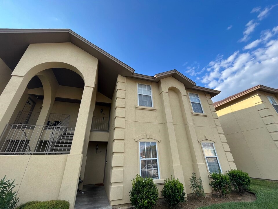 9804 Cantera Ct in Laredo, TX - Building Photo