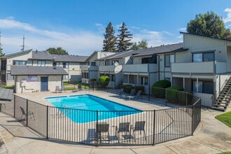 Blue Ridge Circle Apartments in Stockton, CA - Building Photo - Building Photo