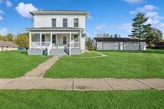 130 Seymour St, Unit 1st floor in Sharon, WI - Foto de edificio - Building Photo