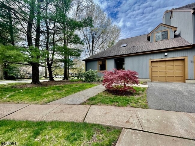 property at 2 Hawthorne Pl