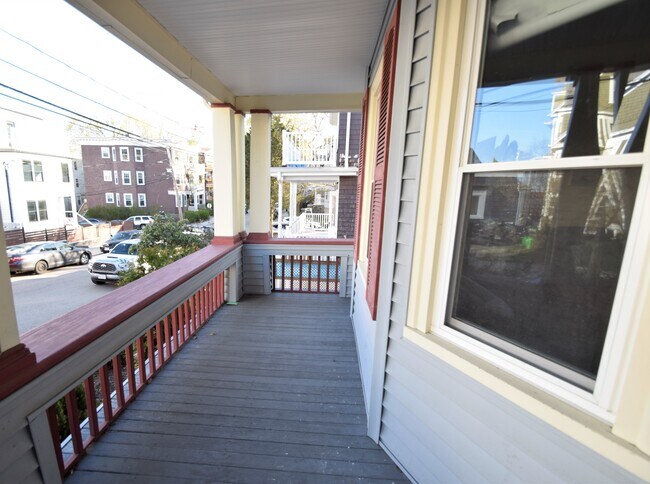 28 Atkins St, Unit 2 in Boston, MA - Foto de edificio - Building Photo