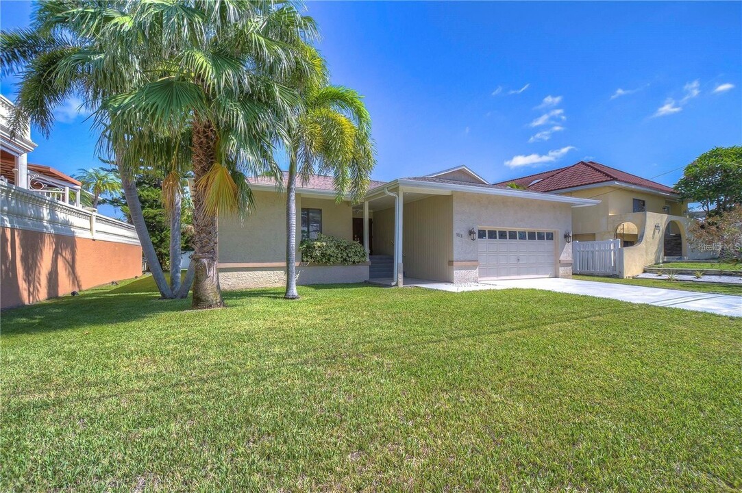 103 Belle Isle Ave in Belleair Beach, FL - Foto de edificio