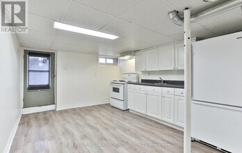 98 Uxbridge Ave in Toronto, ON - Building Photo - Building Photo