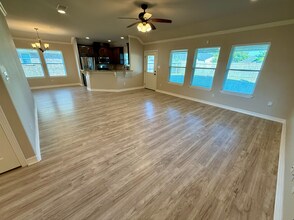 220 Yorktown Ave in Clute, TX - Foto de edificio - Building Photo