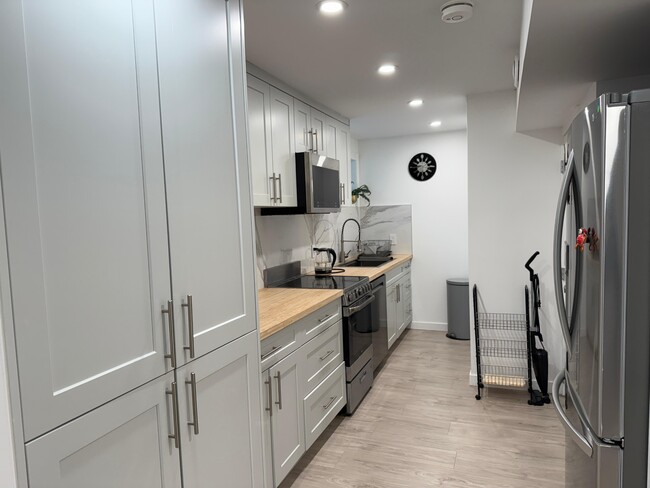 1375 Ottawa Ave in West Vancouver, BC - Building Photo - Building Photo