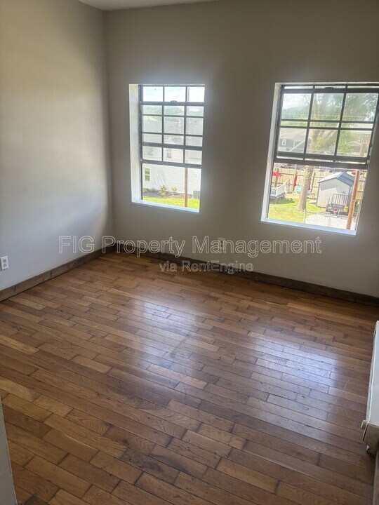 102 E H St in Elizabethton, TN - Building Photo