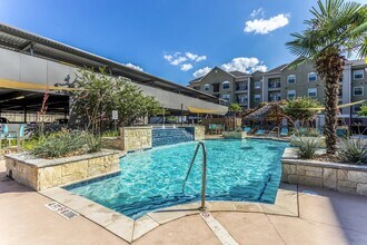 CREEKSIDE VUE APARTMENTS in New Braunfels, TX - Foto de edificio - Building Photo