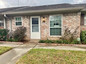 1110 W Tri Oaks Ln in Houston, TX - Building Photo