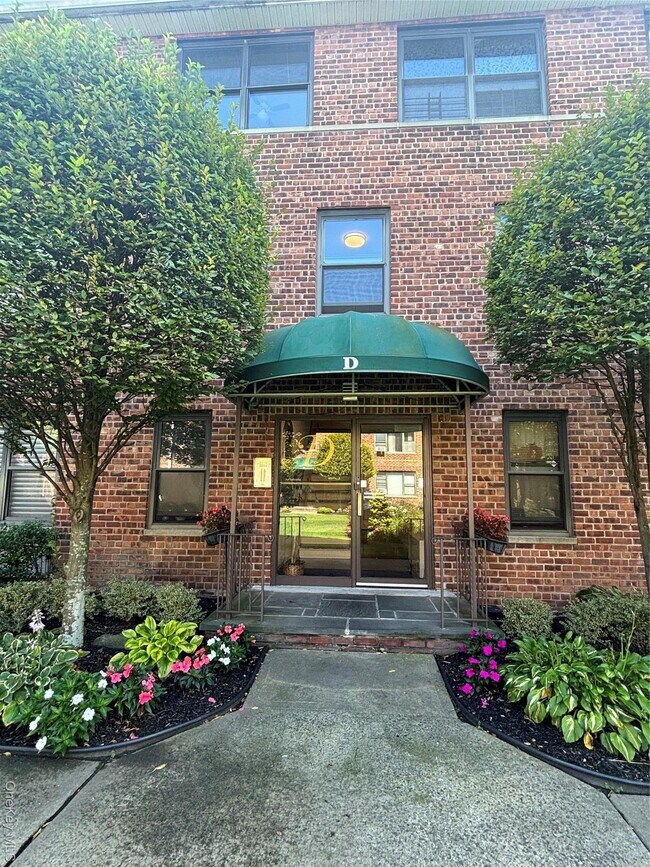 320 Atlantic Ave in East Rockaway, NY - Building Photo - Building Photo