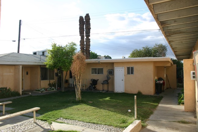 85169-85171 Bagdad Ave in Coachella, CA - Foto de edificio - Building Photo