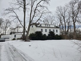 10 N Lake St in Litchfield, CT - Building Photo