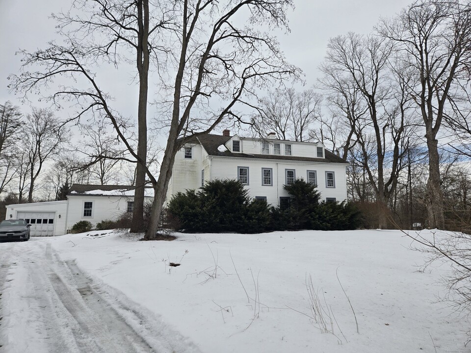 10 N Lake St in Litchfield, CT - Building Photo
