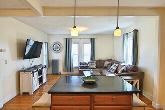 14 4th St in Medford, MA - Foto de edificio - Building Photo