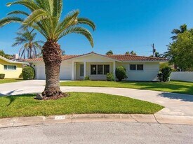 117 15th St in Belleair Beach, FL - Building Photo