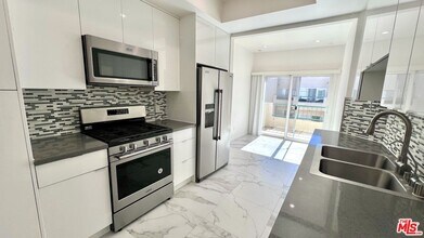 5420 Sylmar Ave in Los Angeles, CA - Building Photo - Building Photo