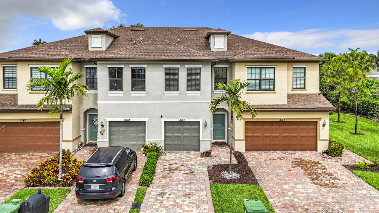 2757 Troubadour St in Palm Springs, FL - Building Photo