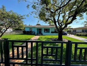 560 NW 190th St in Miami, FL - Building Photo - Building Photo