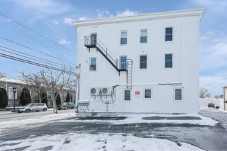 503 Wood St, Unit 1 in Bristol, RI - Building Photo - Building Photo