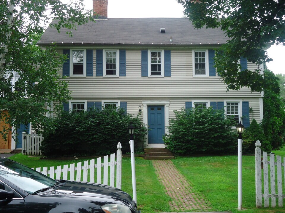 571 East St in Middletown, CT - Building Photo