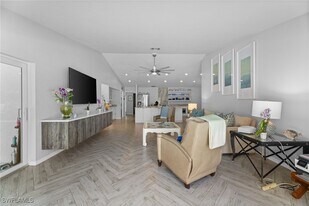 2467 Pinewoods Cir in Naples, FL - Building Photo