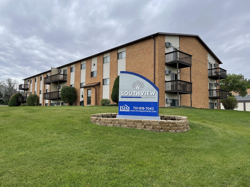 Southview Apartments in Minot, ND - Building Photo