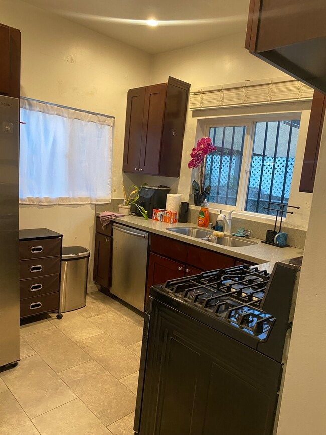 property at 1669 S Rimpau Blvd