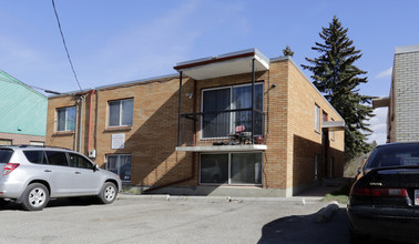 4231 Bow Trl SW in Calgary, AB - Building Photo - Building Photo