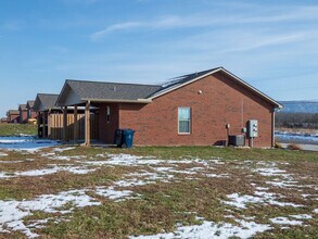 559 S Old Sevierville Pike in Seymour, TN - Building Photo - Building Photo