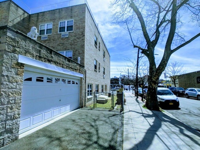 7101 Cooper Ave in Glendale, NY - Building Photo - Building Photo