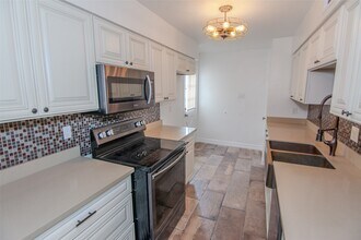 7860 Green Lawn Dr in Houston, TX - Building Photo - Building Photo