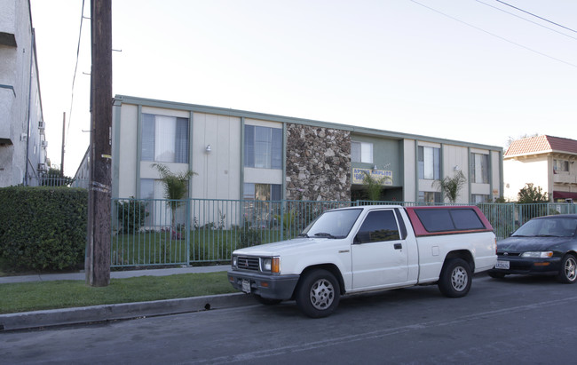 Aptos Amplios in North Hollywood, CA - Foto de edificio - Building Photo