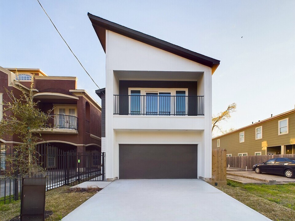 5029 Creekmont Dr in Houston, TX - Building Photo