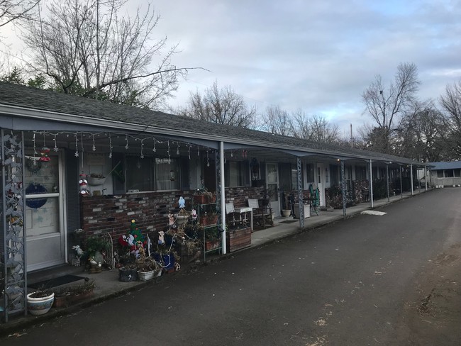 Courtney Apartments in Milwaukie, OR - Building Photo - Building Photo