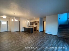 3 Bed 2.5 Bath Townhome in Sioux Falls, SD - Foto de edificio - Building Photo
