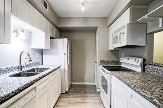 1880 White Oak Dr in Houston, TX - Building Photo - Building Photo