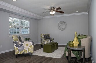 Fairfield Village At Middle Island in Middle Island, NY - Foto de edificio - Building Photo