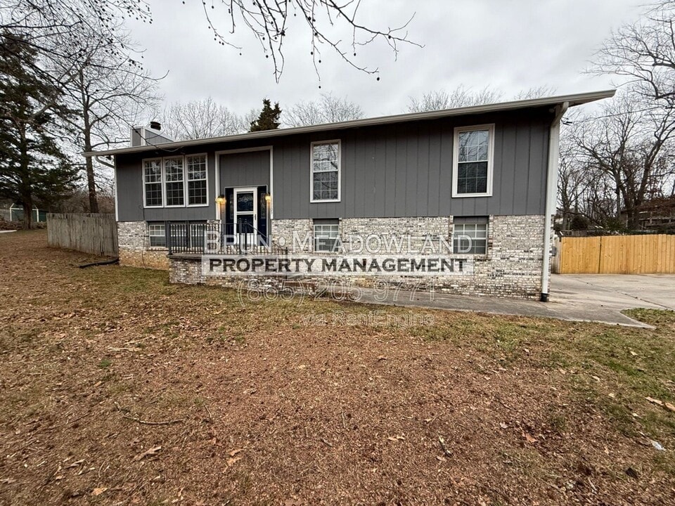 11105 Lake Hills Dr in Knoxville, TN - Building Photo