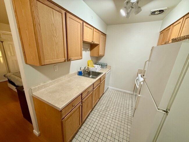 202 12th St, Unit 8 in Palisades Park, NJ - Foto de edificio - Building Photo