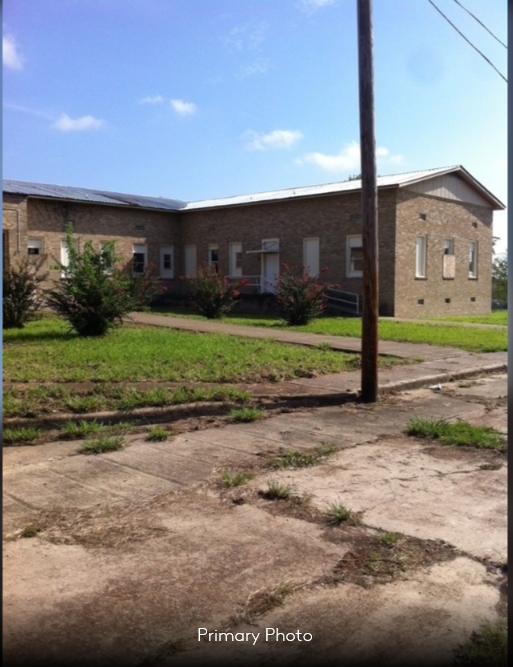 203 E Baker St in Clarksville, TX - Building Photo