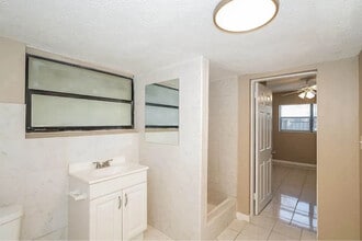 10213 N Blvd in Tampa, FL - Foto de edificio - Building Photo