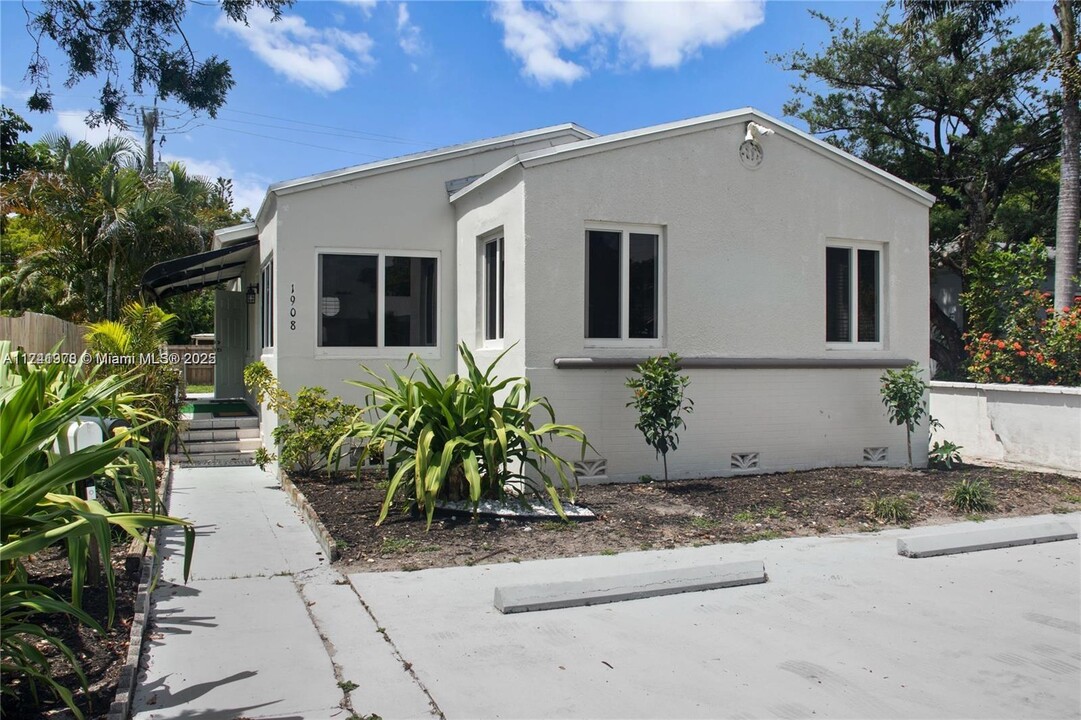 1908 Funston St in Hollywood, FL - Building Photo