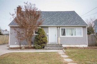 343 Greengrove Ave in Uniondale, NY - Building Photo