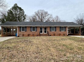 104 Secrest Ave in Belmont, NC - Building Photo