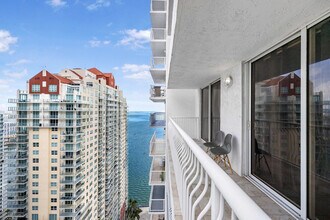 1 SE 12th St in Miami, FL - Building Photo - Building Photo